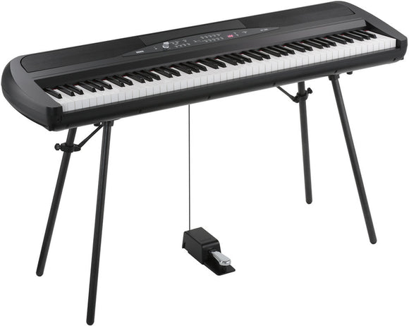 In the spirit of Korg's SP-250 digital piano, which was highly acclaimed for its distinctive design, the SP-280 achieves an even more stylish appearance. Its modern, curvilinear aesthetic will match any decor, and attention has also been paid to the design of the instrument’s back side, so that it will also look good on stage.