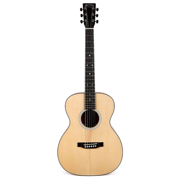 The popular Auditorium style Martin 000JR-10 w/ Bag features sapele back and sides, which offer warm tones with a strong midrange response.